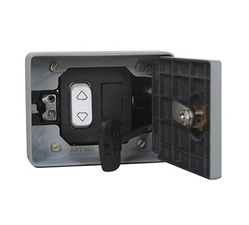 Scatola porta apparecchi con chiusino blindato da incasso con dispositivo di sblocco